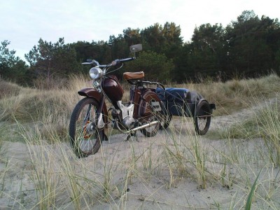 Auf der Tour mit Anhänger. Hier am Strand in Prora auf Rügen.