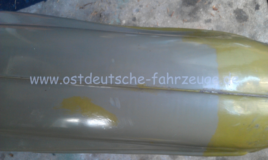 Der vordere Kotflügel ist ramponiert, der Lack ist etwas ausgeblichen.