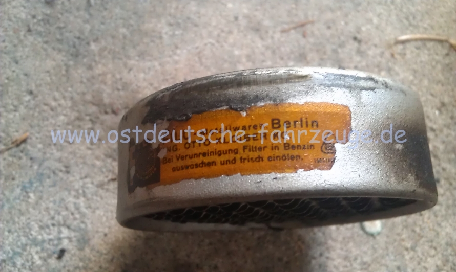 Der Luftfiltereinsatz ist auch noch original. 1972 dürften Slusia und auch Filu die längste Zeit der Selbstständigkeit in der DDR hinter sich gehabt haben.