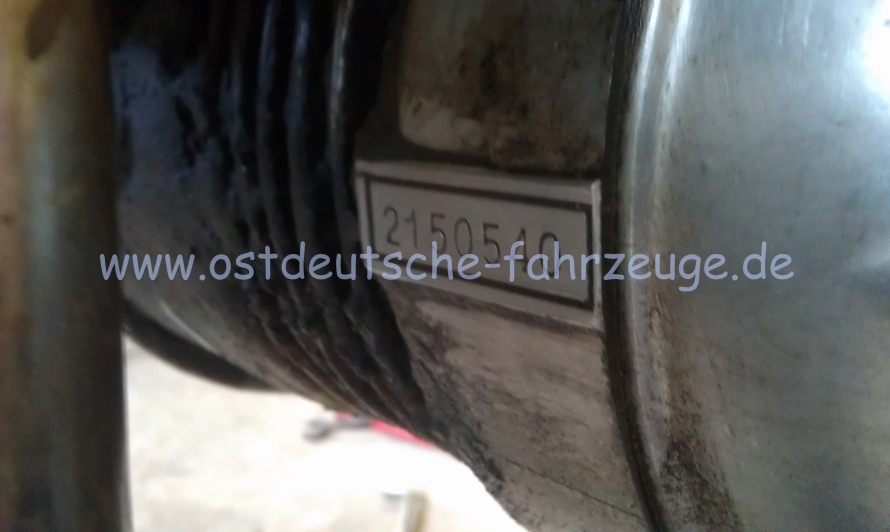 Die Freigelegte Motornummer. Ich stehe auf diese uralte und dicke Borke, darunter sieht es zumeist fantastisch aus. Mit Leunamot wäre das 1,2,fix weg...
