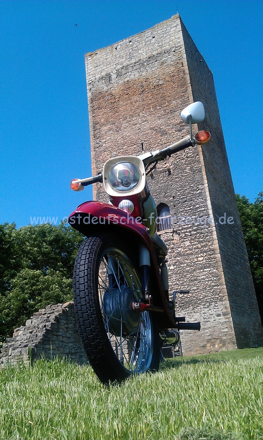 Simson Star - für alle Tage. Im Hintergrund der Turm der Sachsenburg.