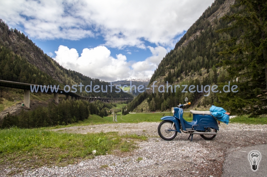 Kurz vor der Passhöhe. Im Hintergrund die Brennerautobahn. Den Pass selber schafft die 64er über große Teile im 3. Gang. Den Rest im 2.ten. Den ersten brauchte ich nur genau an dieser Stelle vor der Passhöhe