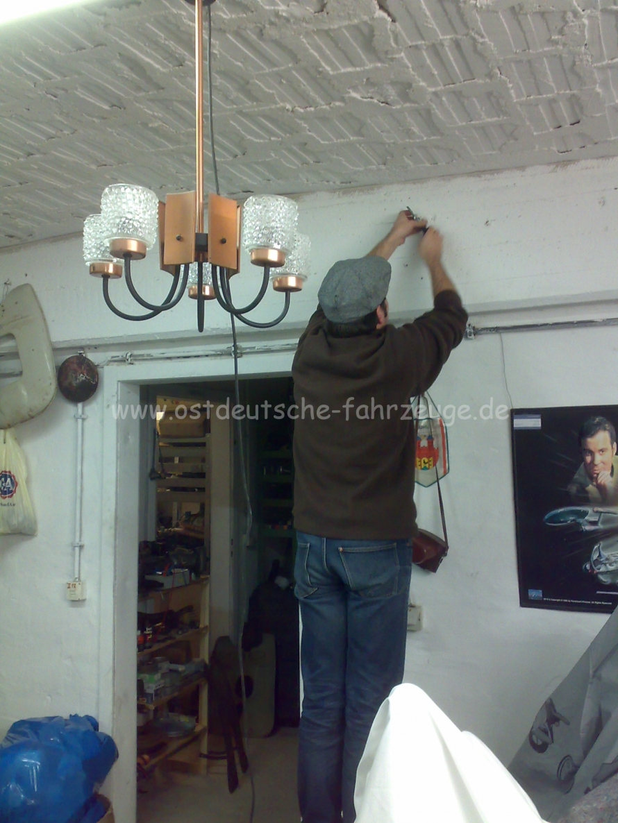Gunnar beim Anbringen neuer Elektrik...
