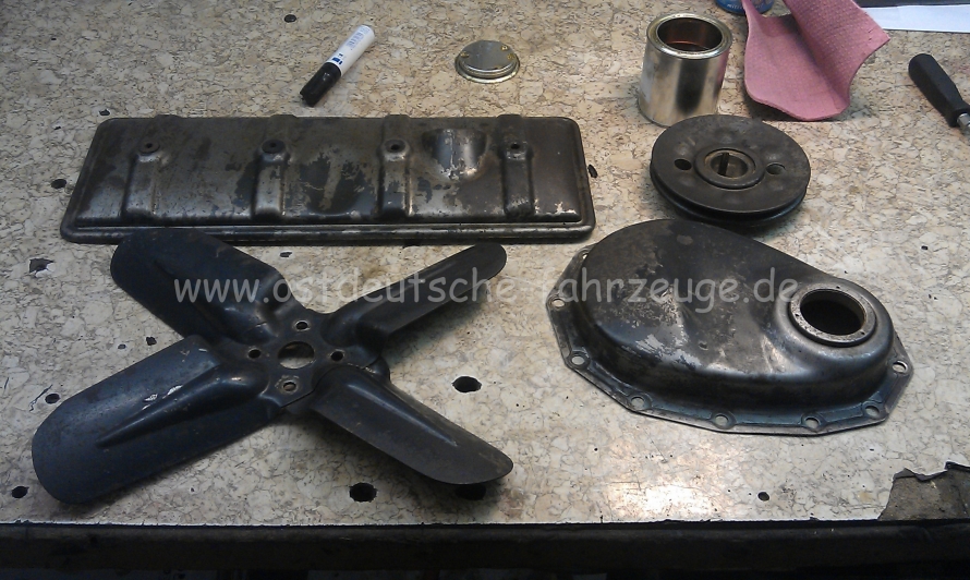 gereinigte und owatrolisierte Motorenblechteile. (wirklich ziemlich dick!)
