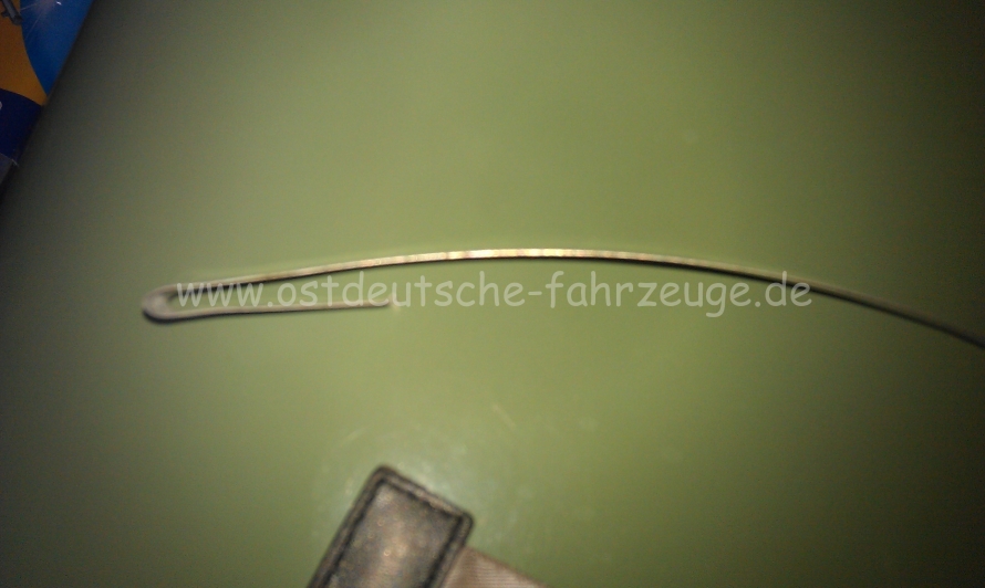 Das Band wird nun auf mehr als die doppelte Länge des Umfanges der Leitung zu geschnitten. An einem Ende wird es so, wie auf dem Bild zu sehen, umgebogen