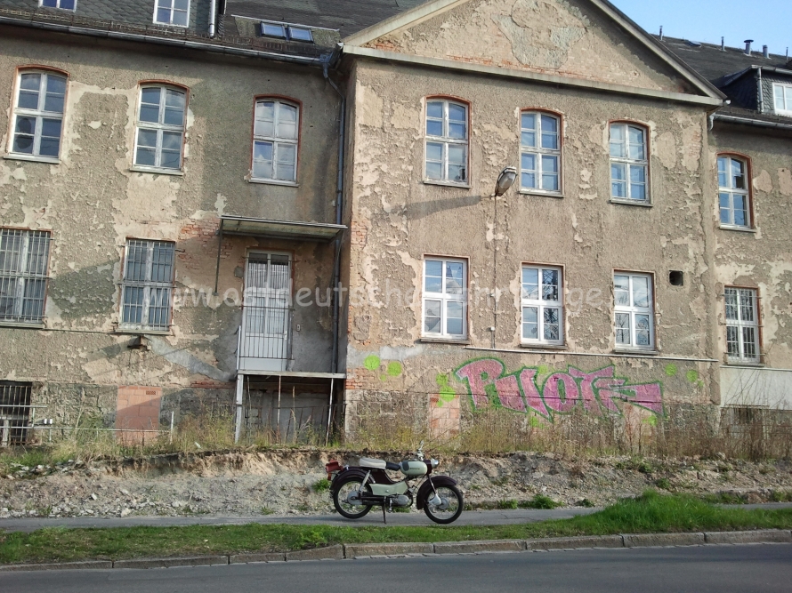 Vor dem alten Krankenhaus gegenüber der UT-Stätte