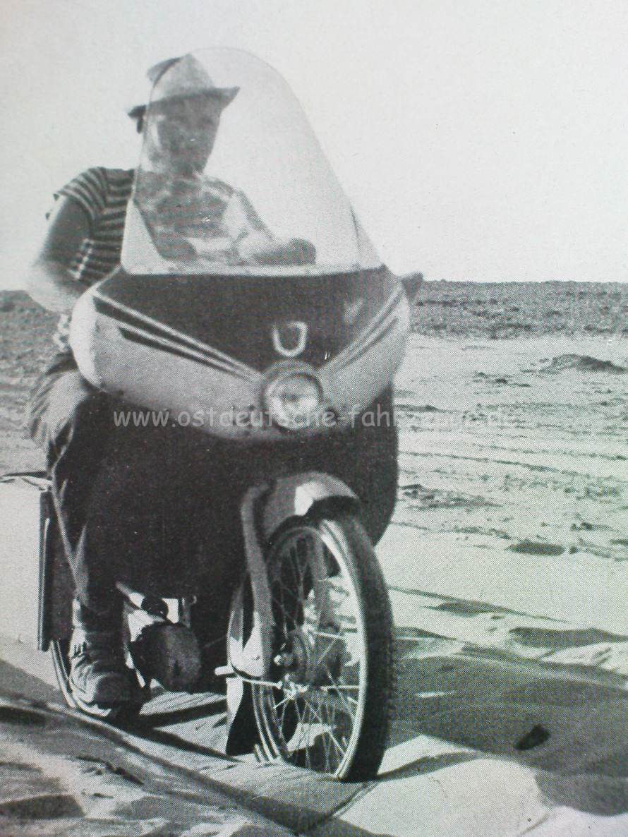 Fahrt durch die Wüste.<br />Bild - Quelle: Mopedfahrt durch Afrika, W.Schrader/R.König, VEB F.A.Brockhaus Verlag Leipzig