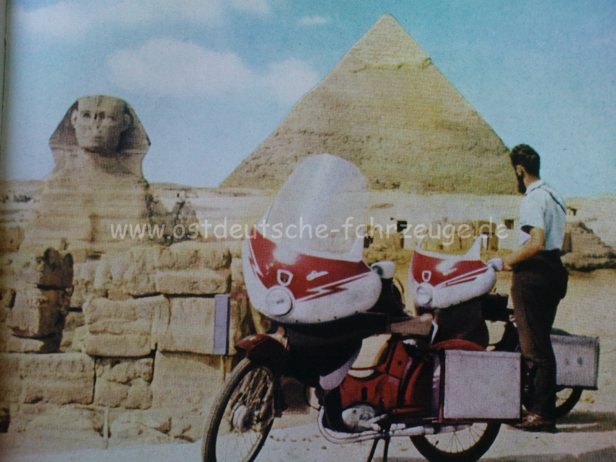 Vor den Pyramiden von Gizeh.<br />Bild - Quelle: Mopedfahrt durch Afrika, W.Schrader/R.König, VEB F.A.Brockhaus Verlag Leipzig