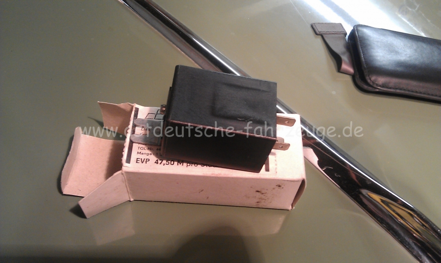 Das ausgepakte Ersatzteil. Es lässt sich einfach anstelle des alten Blinkgebers montieren.