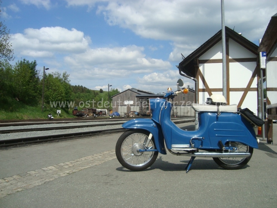 Bahnhof und Moped.. eine tolle Kombination. Leider schnaufte gerade keine 99-70 hinauf.