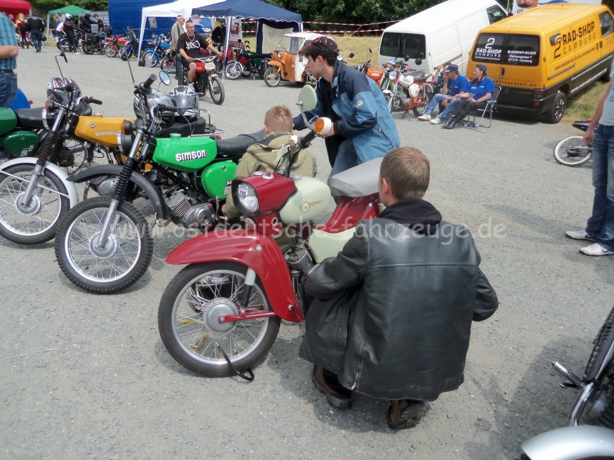 junge Menschen mit gut gemachten Mopeds  - gabs leider wenige