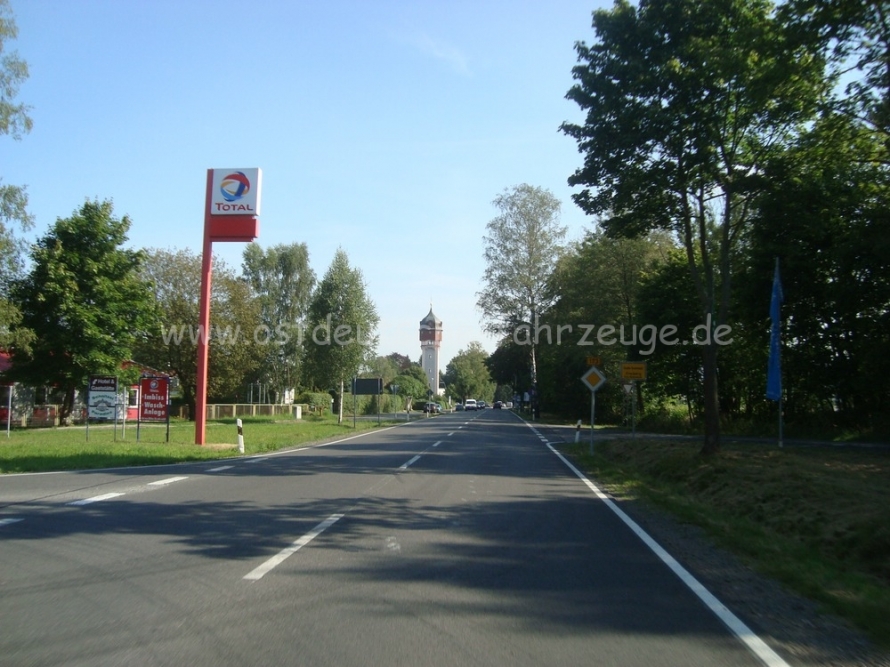 Erste große Stadt. Freiberg. Der Wasserturm, aus der Vorbeifahrt heraus.