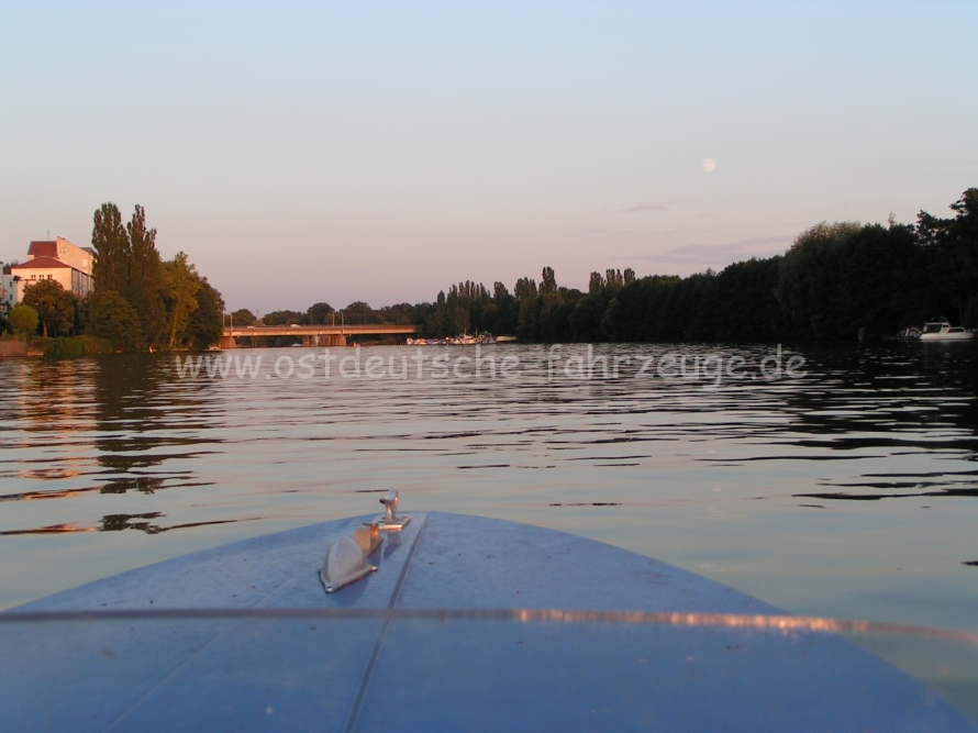 Dann Richtung Heimat. Vorne der Mond...