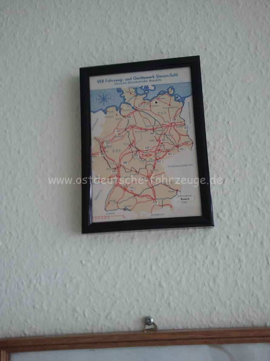 Das Ding ist echt Klasse! Man kann hier durch Verschieben eines dahinter befindlichen Blattes des Startort angeben und sieht dann, wie weit es bis zu allen auf der Karte gelegenen Orten ist. Postkartengröße