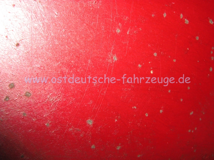 Der Lack, wo er der Witterung ausgesetzt war. :-) Patina pur!