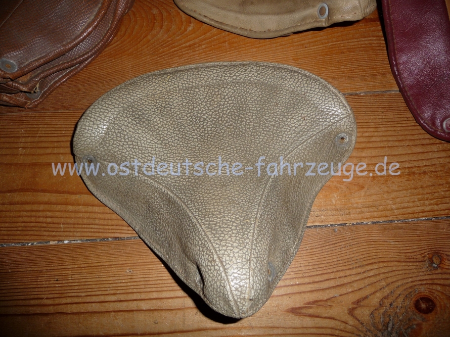 Hier eine Satteldecke in Krokooptik, bis jetzt habe ich diese Variante nur an den SR2E´s gesehen.