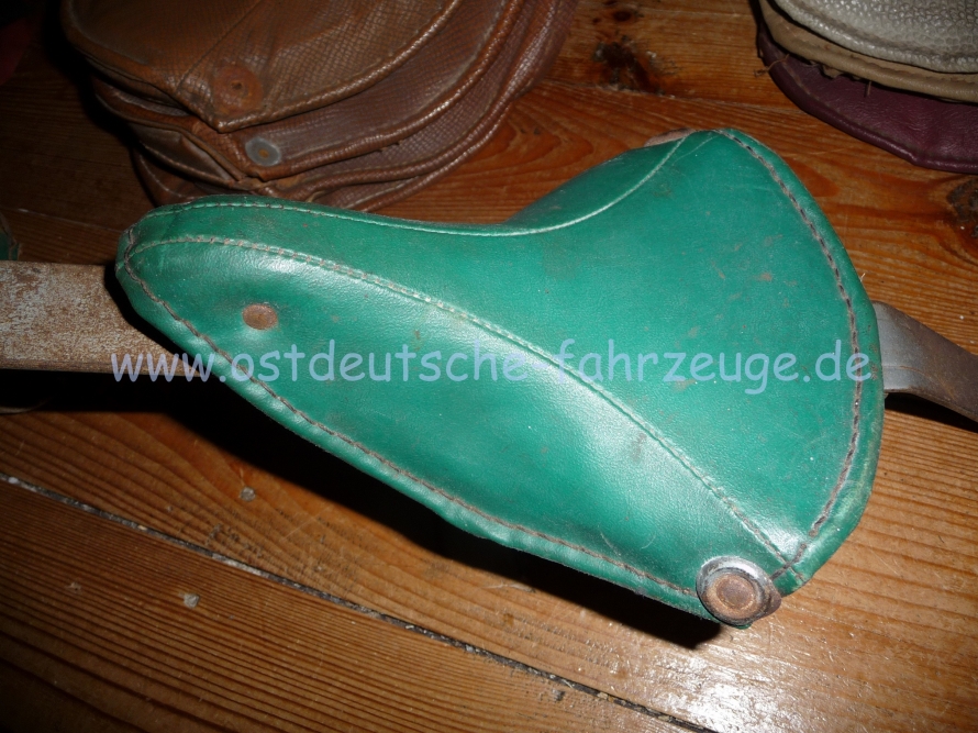Nun eine grüne original Kindersitzdecke, meine Vermutung: Exportvariante oder das Material war gerade zur Hand.