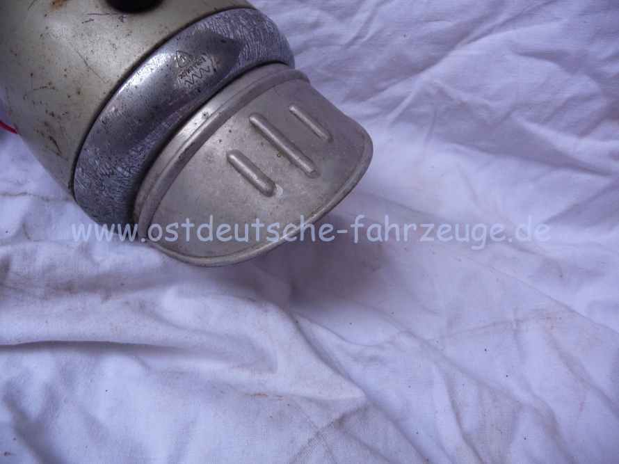 Auch sehr gesucht sind die Sonnenblendschirmchen aus Alu. Ein älterer Herr sagte mir, das diese Aufgrund von Unfallgefahr schnell wieder abgeschafft wurden.