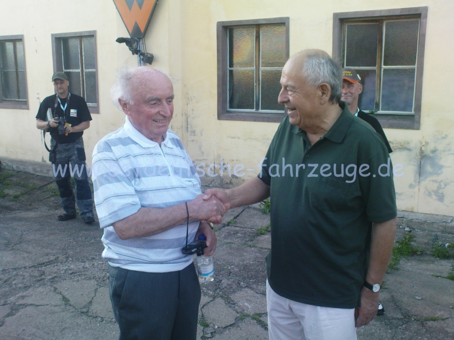 Das erste Treffen überhaupt von Herrn Werner (links) und Herrn Dr. Langer (rechts). Im Hintergrund stehen die zuständigen Personenschützer ;-)