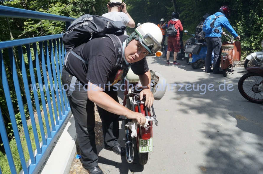 Einer viel immer wieder durch putzen seines Mopeds auf