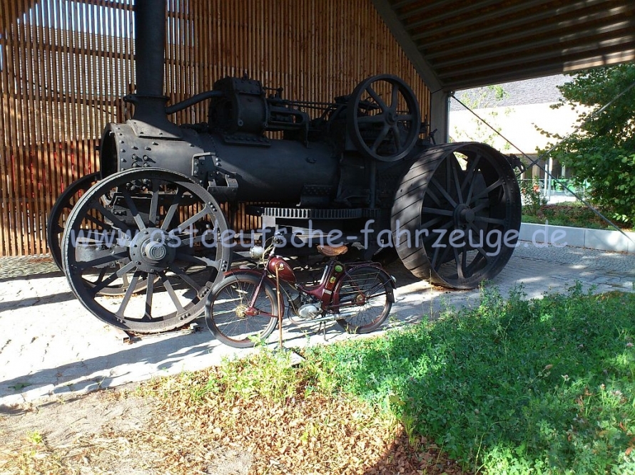 Das große Teil ist eine Dampfackerpflugzuglok um 1900, schönes großes Stahlross
