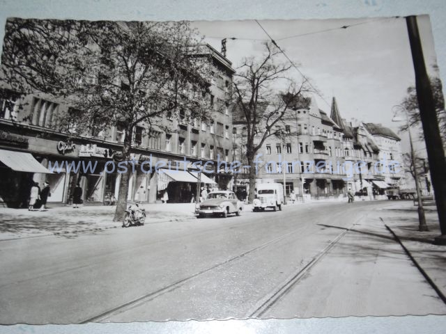 Framo mit Aufschrift -leider nicht lesbar.Wartburg 311 mit altem Grill.S 4000 mit Hänger. Und natürlich ein SR 2 in Grau.