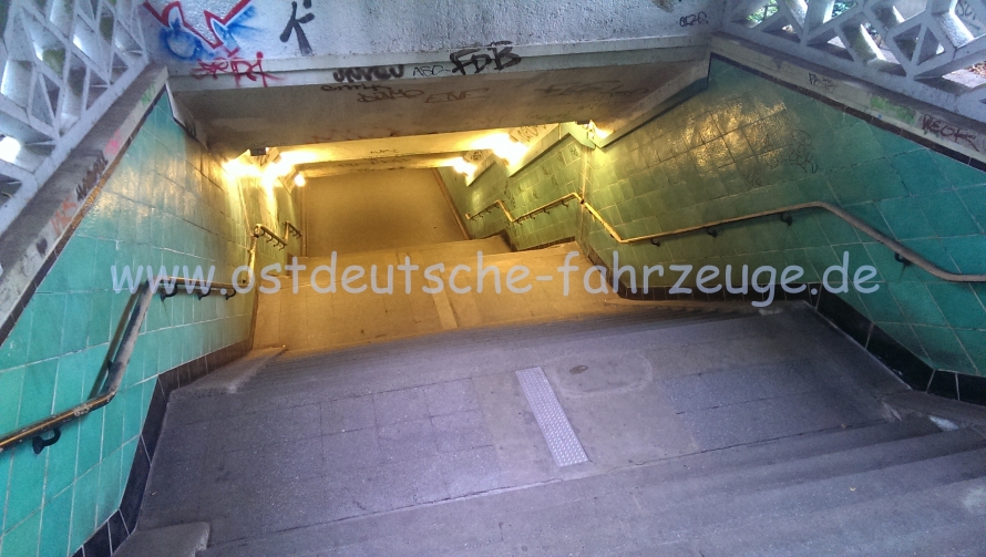 Abgang in den Tunnel unter der Spree. Nur für Fußgänger erlaubt!