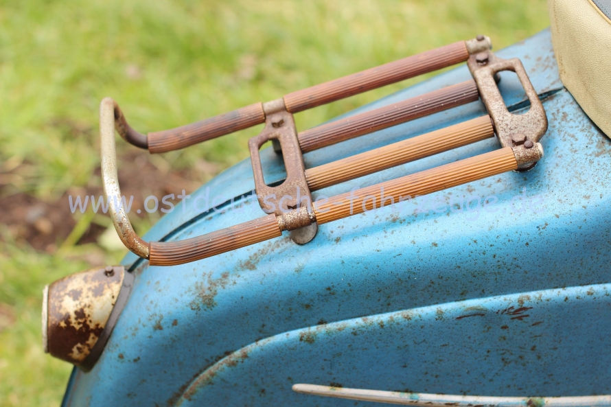 Der Gepäckträger ist noch leer. Dort muss das beige Spannband mit dem geschlossenen Haken und der Zurrschnalle mit zwei Öffnungen ran :-(