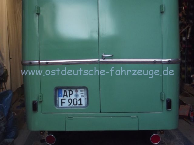 Nummernschild hinter Glas wie gewünscht ein Bild