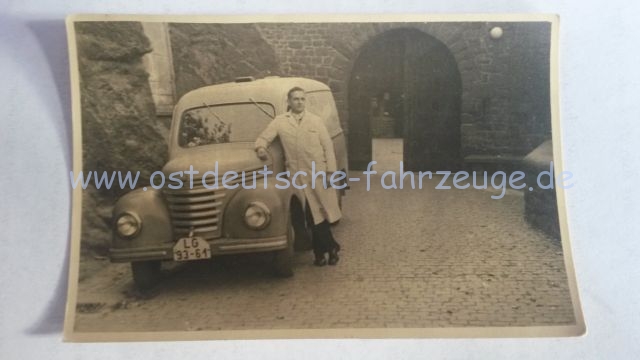 wahrscheinlich vor der Wartburg  und schon mit neuem Haubenschloss