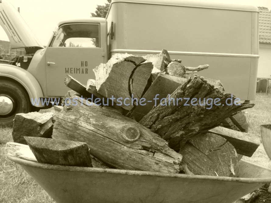 Für lange Abende am Lagerfeuer lag das Holz in Stapeln bereit.