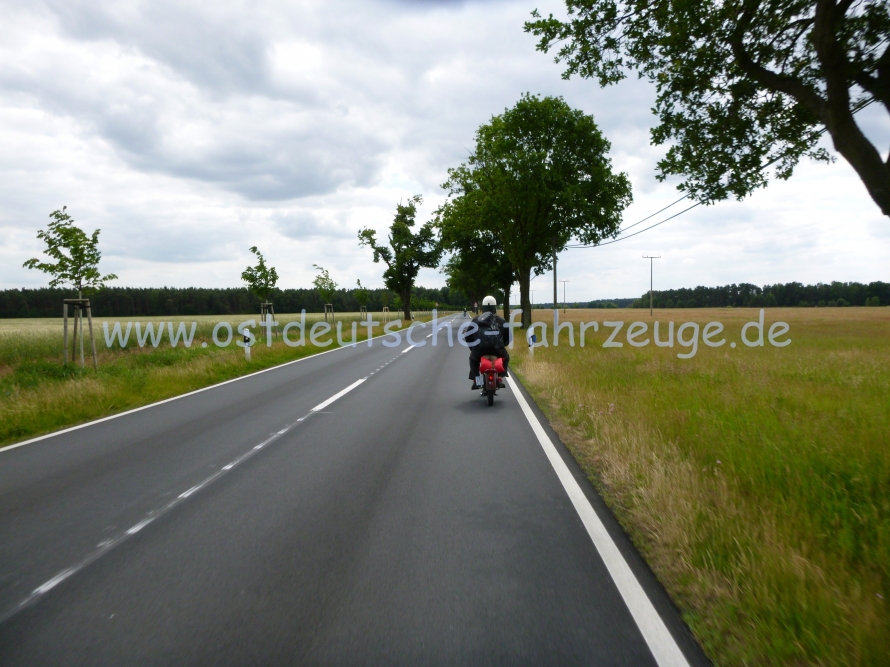 Weiter gehts - Stundenlang Mopedfahren!