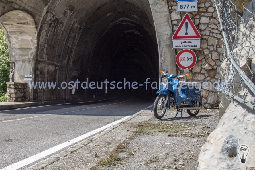 Aus dem Krachhellen in den Unbeleuchteten Tunnel. Man sieht nichts! Erst nach 200m nimmt man das 15W Licht der Schwalbe als Kerzenschein wahr.