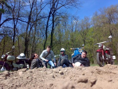 Gruppenfoto am gepflügten Acker...