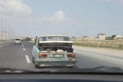 Ein Lada aus dem Süden auf der Autobahn nach Baku mit Zwiebeln im Kofferraum - ob der die verkaufen will?