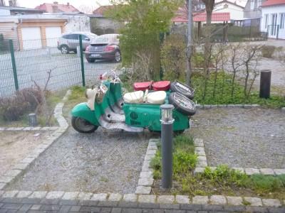 Der Rollerparkplatz vor der vorzüglichen Behausung