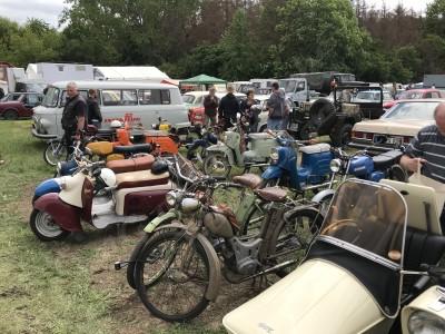 Auf einem Oldtimertreffen in der Gegend