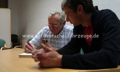 Herr König signiert das Buch von Hendrik, welches sein Vater 1963 seiner Mutter schenkte!!!