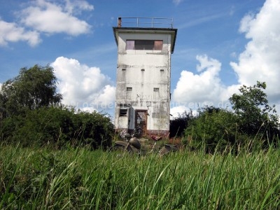 Grenzturm mitten im Nirgendwo.Die Tür war zugeschweißt...