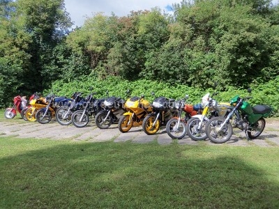 Hier mal alle Mopeds der Anwesenden