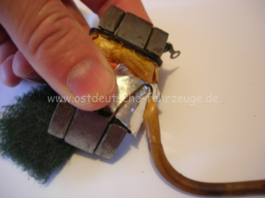 dann einen Streifen Alufolie zurechtschneiden 2 cm x 4 cm und diesen um die Spule legen. Darauf ist zu achten, dass der Anfang der litze noch isoliert ist und nur das letze Stück freiliegt