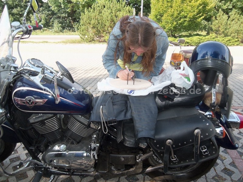 Zum Besuch gehört natürlich ein kleines Mitbringsel, hier die Künstlerin bei der Arbeit