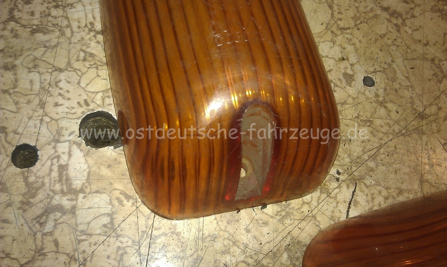 eins hat unten einen ganz klitze´kleinen Knacks...