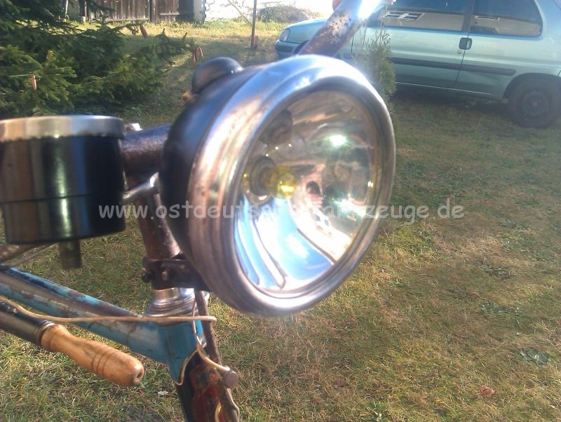 Ich denke zu DDR zeiten hätte man sich auch so geholfen, Vorkriegsteile gab es massenweise und vor allem günstiger als teures Zubehör wie Tacholampen, Schwingsättel, Zusatzfederungen, etc. Manch einer war froh sich überhaupt einen Motor leisten zu können, Mit dem zubehör hätte man sich bestimmt auch ein Moped kaufen können, weshalb ich es nicht haben muss. Ich finde es übertrieben wenn mancheiner unbedingt jedes "Goldstaubteil" verbauen muss, früher hat man eben genommen was verwertbar war. Ist jedenfalls meine Ansicht.