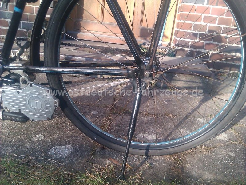 Für den sicheren Stand, sorgt nun dieser zeitgemäße Presstahlständer, ich überleg aber noch ihn gegen einen Hinterbauständer einzutauschen.