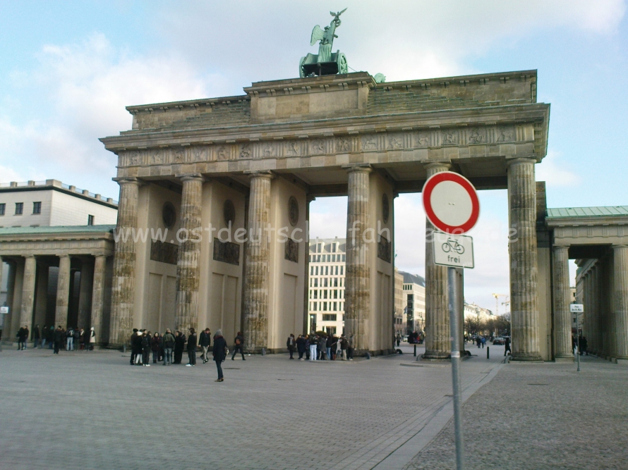 Brandenburger Tor von Westen aus gesehen - von da kommen immer die vielen Mopeten ;-)