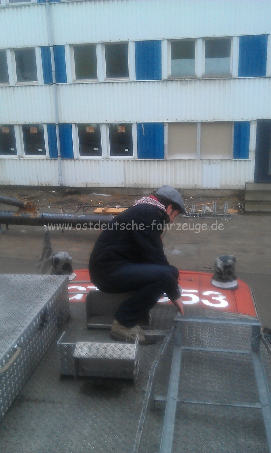 Auf dem Dach ist auch richtig Platz und eine riesige Transportkiste. Da kann alles rein, was in den Garagen so rumliegt...