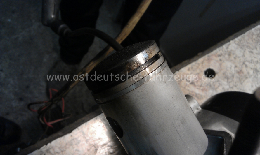 Zylinder runter... Aha, der obere Kolbenring fehlt zur Hälfte...
