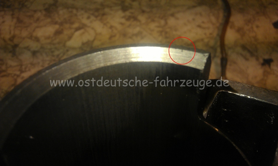 Aha ein kleiner Kratzer an der Stelle unten an der Laufbuchse, an der der Kolbenringstoß ist. Der Kolbenring ist nicht korrekt vorgespannt worden und der Zylinder wurde mit Gewalt draufgestülpt. Der Sicherungsstift ist dabei verbogen und der Kolbenring ist wahrscheinlich dabei schon (in mehrere Teile?) zerbrochen