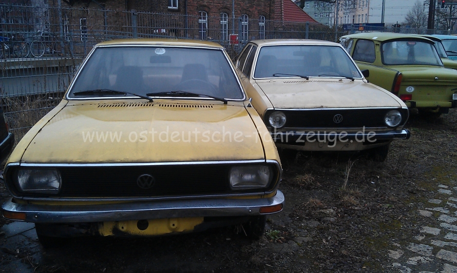 2xPassat B1 links ein Modell bis 1975 zu erkennen an den Edelstahlstoßfängern. Rechts ein Modell ab 1976-78 zu erkennen an der oben abgerundeten Windschutzscheibe. Dis zu B-Säule baugleich mit Audi 80 B1. rechteckscheinwerfer gab es bei diesem jedoch nicht. Da sich die Bodengruppe 1974 geändert hat passen die Sitze des linken Wagens nicht in den Rechten. Tja, alles nicht so simpel, wie mancheiner denkt...